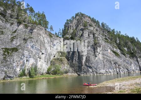 Felsen auf dem Fluss Taiga. Zilim Naturpark im Bashkir Ural, Russland. Stockfoto