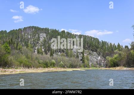 Felsen auf dem Fluss Taiga. Zilim Naturpark im Bashkir Ural, Russland. Stockfoto