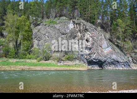 Felsen auf dem Fluss Taiga. Zilim Naturpark im Bashkir Ural, Russland. Stockfoto