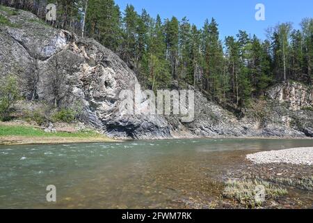 Felsen auf dem Fluss Taiga. Zilim Naturpark im Bashkir Ural, Russland. Stockfoto