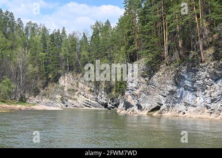Felsen auf dem Fluss Taiga. Zilim Naturpark im Bashkir Ural, Russland. Stockfoto