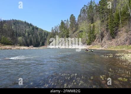 Felsen auf dem Fluss Taiga. Zilim Naturpark im Bashkir Ural, Russland. Stockfoto