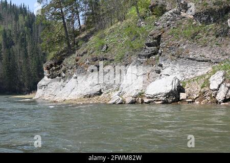 Felsen auf dem Fluss Taiga. Zilim Naturpark im Bashkir Ural, Russland. Stockfoto