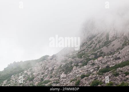 Berg Krimlandschaft an einem nebligen Sommertag. Krim-Halbinsel, Schwarzmeerküste Stockfoto