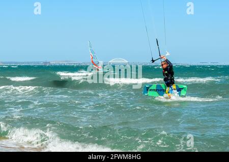 Luftaufnahme. Kitesurfen auf dem blauen Meer im Hintergrund des blauen Himmels zur Sommerzeit Stockfoto