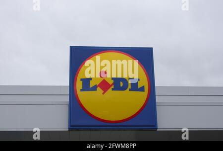 Logo von Lidl auf der Außenseite eines Auslasses In Großbritannien Stockfoto