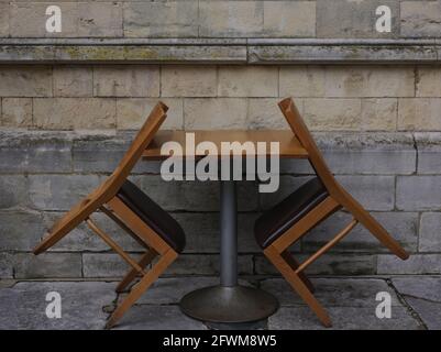 Zwei Stühle und ein Tisch an einer Wand. Stockfoto