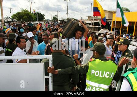 Tausende Venezolaner überqueren die Grenze zu Fuß im Bundesstaat Zulia Venezuela, in Richtung Kolumbien als Ausgangspunkt für andere Länder. Seit sechs Jahren ist die Grenze zum Durchfahren von Fahrzeugen auf Anordnung von Präsident Nicolás Maduro seit 2015 geschlossen. Die Bewegung der Menschen wurde nach dem Bruch der Beziehungen zur kolumbianischen Regierung im Februar 2019 ausgesetzt. Heute, am Samstag, den 22. Mai, berichtete Freddy Bernal als Sprecher der bolivarischen Regierung, die schrittweise eröffnet werden soll. Und es wird in Abstimmung zwischen den Behörden beider Länder geschehen, wobei diese Co. Behauptet wird Stockfoto