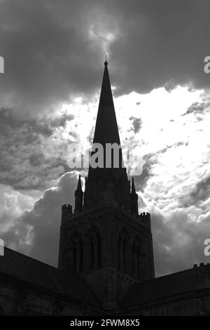 Schwarz-Weiß-Bild des Turms der Kathedrale von Chichester, West Sussex, England, Großbritannien. Stockfoto