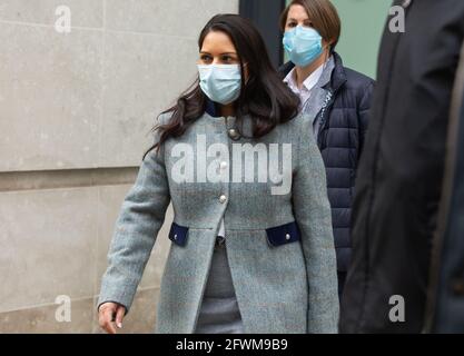 London, Großbritannien. Mai 2021. LONDON, GROSSBRITANNIEN. AM 23. MAI 2021 verlässt Innenminister Priti Patel nach der Andrew Marr Show im Wogan House, London. (Kredit: Tejas Sandhu, Kredit: MI Nachrichten & Sport /Alamy Live Nachrichten Stockfoto