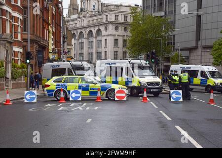 London, Großbritannien. Mai 2021. Polizeiwagen blockieren den Verkehr in der Kensington High Street während der pro-israelischen Kundgebung. Demonstranten versammelten sich in der Nähe der israelischen Botschaft in London, um ihre Unterstützung für Israel angesichts der anhaltenden Spannungen mit Palästina zu zeigen. Kredit: SOPA Images Limited/Alamy Live Nachrichten Stockfoto