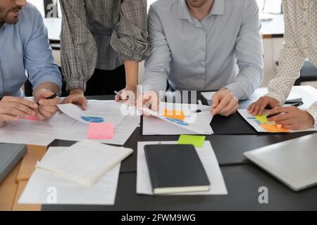 Nahaufnahme von Mitarbeitern, die mit Projektdokumenten arbeiten Stockfoto