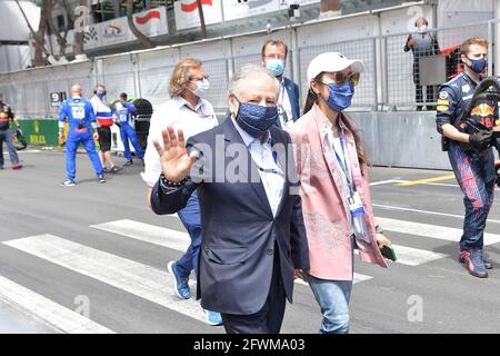 Monte Carlo, Monaco. Mai 2021. 23.05.2021, Rennstrecke Monaco, Monte Carlo, FORMEL 1 GRAND PRIX DE MONACO 2021, 20. - 23.05.2021, auf dem Bild FIA-Präsident Jean Todt mit seiner Frau Michelle Yeoh auf der Startaufstellung in Monaco. Kredit: dpa/Alamy Live Nachrichten Stockfoto