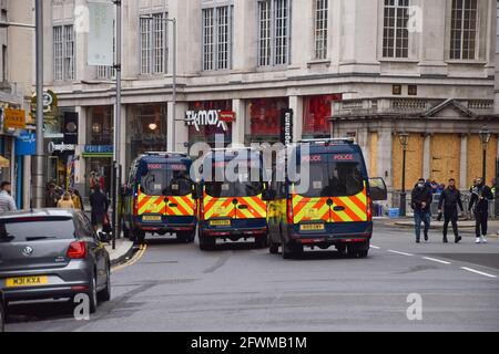 London, Großbritannien. Mai 2021. Polizeiwagen blockieren den Verkehr in der Kensington High Street während der pro-israelischen Kundgebung. Demonstranten versammelten sich in der Nähe der israelischen Botschaft in London, um ihre Unterstützung für Israel angesichts der anhaltenden Spannungen mit Palästina zu zeigen. (Foto: Vuk Valcic/SOPA Images/Sipa USA) Quelle: SIPA USA/Alamy Live News Stockfoto