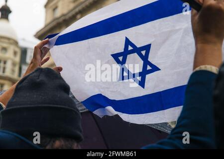 London, Großbritannien 23. Mai 2021 Tausende versammeln sich in London zur Unterstützung Israels. Demonstranten, flankiert von Polizeistreitkräften, versammelten sich vor der israelischen Botschaft, wo Tommy Robinson ihnen beitrat. Eine kleine Gruppe von pro-palästinensischen Gegen-Protestierenden wurde von ihnen durch die Polizei getrennt. Stockfoto