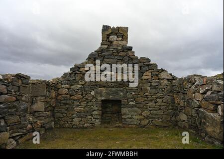 Ruiniertes Steinhaus ohne Dach, Isle of Lewis, Äußere Hebriden, Schottland. Zeigt Gras, das den Innenraum bedeckt. Stockfoto
