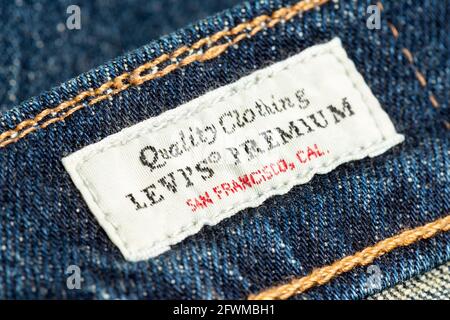 Hochwertige Bekleidung Levi's Premium Label auf klassischer blauer Jeans Stockfoto