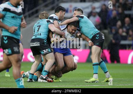 Konrad Hurrell (Mitte) von Leeds Rhinos in Aktion während des Betfred Super League-Spiels im Emerald Headingley Stadium, Leeds. Bilddatum: Sonntag, 23. Mai 2021. Stockfoto