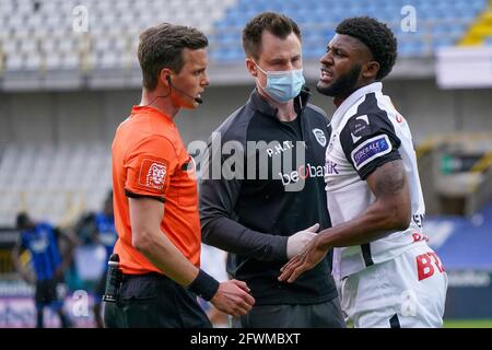 BRÜGGE, BELGIEN - 23. MAI: Mark McKenzie von KRC Genk beim jupiler-Pro-League-Spiel zwischen Club Brugge und KRC Genk am 23. Mai 2021 im Jan Breydelstadion in Brügge, Belgien verletzt (Foto: Jeroen Meuwsen/Orange Picches) Stockfoto