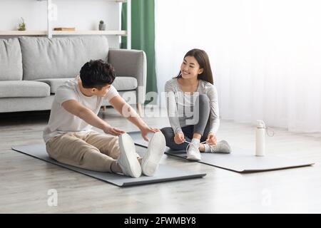 Niedlich asiatische paar Ausübung zu Hause, kopieren Raum Stockfoto
