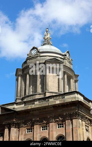 Statue von Minerva von John Charles Felix Rossi auf dem Dome of Liverpool Town Hall Stockfoto