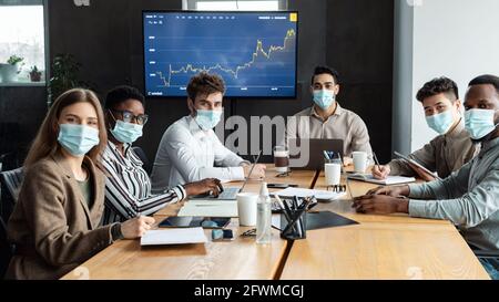 Kollegen, die im Büro an einem Projekt arbeiten und dabei einen pc verwenden Stockfoto