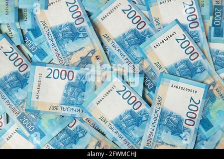 Hintergrund aus russischem Geld, viele Banknoten Rubel, Stückelung 2000. Das Konzept von Bargeld, Gehalt, Darlehen, Reichtum, süßes Leben, Kredit, Finanzen, Busin Stockfoto