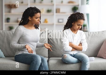 Wütend Mutter schimpft Tochter, sitzen auf Couch zu Hause Stockfoto