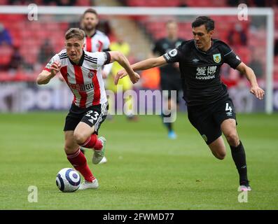 Sheffield, England, 23. Mai 2021. Ben Osborn von Sheffield Utd im Einsatz mit John Fleck von Burnley während des Premier League-Spiels in der Bramall Lane, Sheffield. Bildnachweis sollte lauten: Simon Bellis / Sportimage Kredit: Sportimage/Alamy Live News Stockfoto