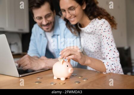 Glückliches Millennial-Familienpaar plant zukünftige Investitionen. Stockfoto