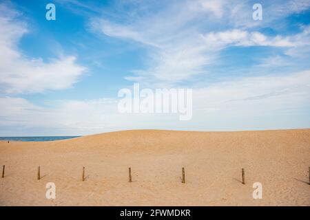 Sanddünen und Himmel auf Assateague Island National Seashore. Stockfoto