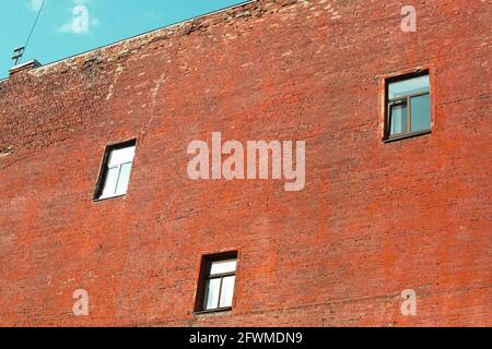 Blick auf die Ziegelwand-Firewall des Gebäudes in Sankt Petersburg, Russland. Stockfoto