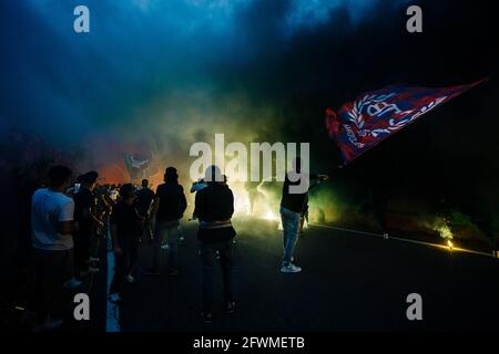 Bologna, Italien. Mai 2021. FC Bologna-Fans begrüßen das Team mit Fackeln, Schals und Flaggen vor dem letzten Spiel der Serie A in der Saison 2020-21 vom Hügel hinter dem Renato Dall'Ara Stadium. Kredit: Massimiliano Donati/Alamy Live Nachrichten Stockfoto