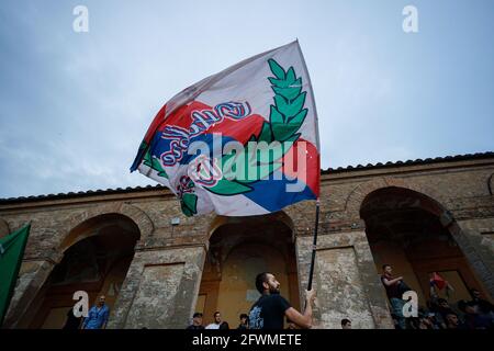 Bologna, Italien. Mai 2021. FC Bologna-Fans begrüßen das Team mit Fackeln, Schals und Flaggen vor dem letzten Spiel der Serie A in der Saison 2020-21 vom Hügel hinter dem Renato Dall'Ara Stadium. Kredit: Massimiliano Donati/Alamy Live Nachrichten Stockfoto