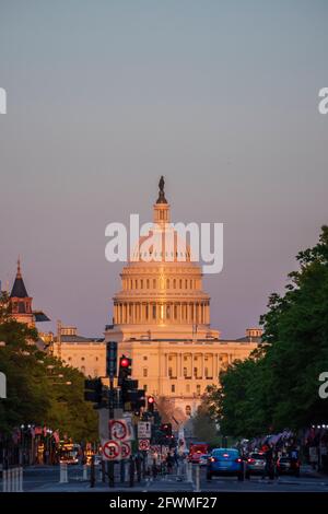 Die letzten Strahlen des Tages leuchten auf dem Kapitolgebäude der Vereinigten Staaten in Washington, D.C., von der Pennsylvania Avenue aus gesehen. Stockfoto