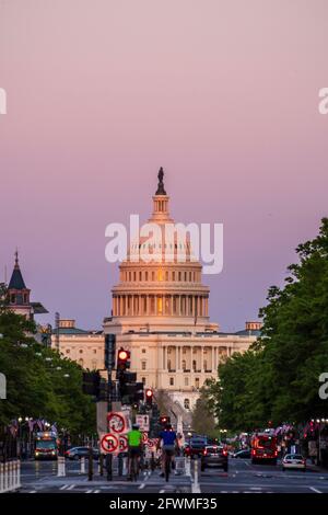 Die letzten Strahlen des Tages leuchten auf dem Kapitolgebäude der Vereinigten Staaten in Washington, D.C., von der Pennsylvania Avenue aus gesehen. Stockfoto