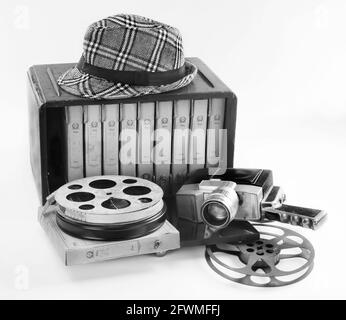 Alte 16mm-Filmausrüstung aus den 1940er Jahren in Schwarz-Weiß. Stockfoto