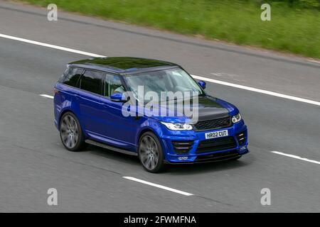 2014 blau-schwarzer Land Rover; Range Rover Sport 2993 Diesel auf der Autobahn M6 in der Nähe von Preston in Lancashire, Großbritannien Stockfoto