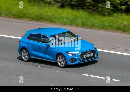 2020 blauer Audi A3 S LINE 40 TFSI E S-A Elektrobenzin auf der Autobahn M6 bei Preston in Lancashire, Großbritannien Stockfoto