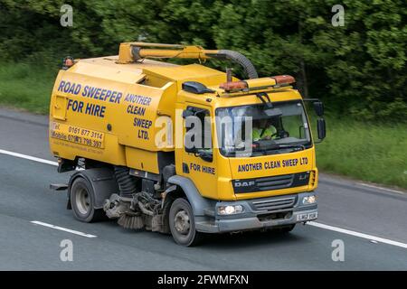 DAF-Kehrmaschine zum Mieten eines Straßenwartungsfahrzeugs auf der Autobahn M6 in der Nähe von Preston in Lancashire, Großbritannien Stockfoto