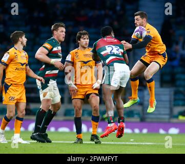 TWICKENHAM ENGLAND - 21. MAI: L-R Kini Murimurivalu von Leicester Tigers und Anthony Bouthier von Montpellier während des Challenge Cup Finalmatches zwischen L Stockfoto