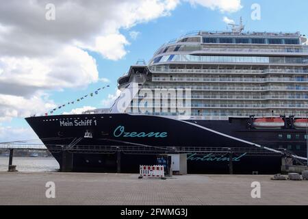 Das große deutsche Kreuzschiff Mein Schiff 1 in Der Hafen von Kiel in Deutschland Stockfoto