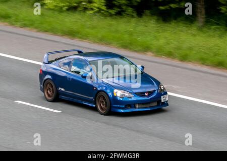 2002 blaues Honda Civic 200occ Benziner-Coupé auf der Autobahn M6 in der Nähe von Preston in Lancashire, Großbritannien Stockfoto