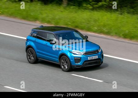 LAND ROVER RANGE ROVER EVOQUE DIESELBLAU auf der Autobahn M6 in der Nähe von Preston in Lancashire, Großbritannien Stockfoto