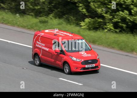 Red Vodafone mobiler Ford Transit Connect Van, der auf der Autobahn M6 in der Nähe von Preston in Lancashire, Großbritannien, fährt Stockfoto