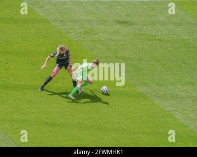 Frankfurt, Deutschland. Mai 2021. Svenja Huth (10 VfL Wolfsburg) und Camilla Küver (23 Eintracht Frankfurt) im Einsatz beim Flyeralarm Frauen-Bundesliga-Spiel zwischen Eintracht Frankfurt und VfL Wolfsburg im Deutsche Bank Park in Frankfurt. Kredit: SPP Sport Pressefoto. /Alamy Live News Stockfoto