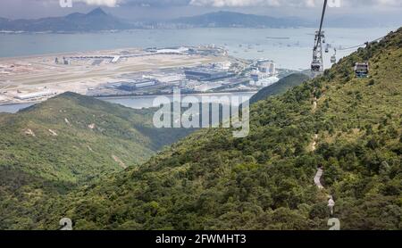 Blick über den Flughafen Chek Lap Kok von der Seilbahn Ngong Ping 360 Skyrail auf der Insel Lantau, Hong Kong, PRC Stockfoto