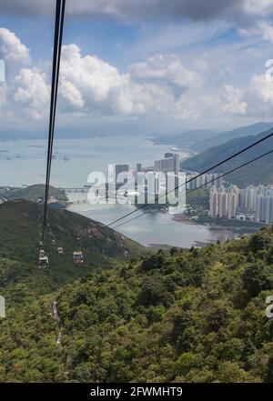 Blick über die Tung Chung Bay von der Seilbahn Ngong Ping 360 Skyrail auf der Insel Lantau, Hong Kong, PRC Stockfoto