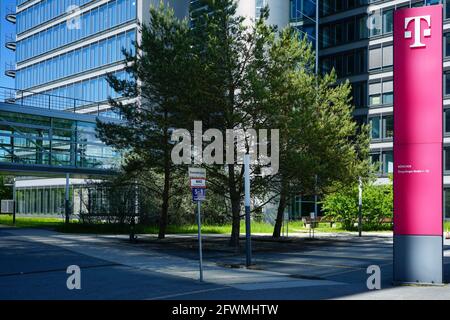 Eingang zum Telekom Center München, einem Ensemble aus 10 einheitlichen Hochhäusern an der Ecke Berg-am-Laim-Straße / Leuchtenbergring. Stockfoto