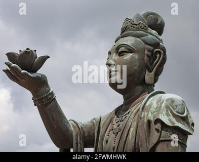 Die buddhistische Statue macht eine Opfergabe an den Tian Tan Buddha in Ngong Ping, Insel Lantau, Hongkong, VR China. Stockfoto